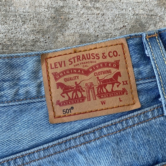 Levi’s 501 Floral Cut Out Jean Shorts - Picture 12 of 12